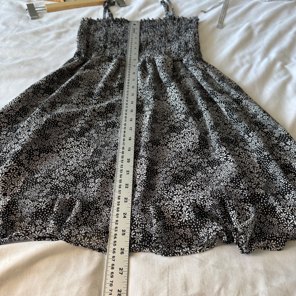 Floral Print Dress Black and White Sleeveless Smocked Black Gray Casual Sundress - Picture 15 of 16